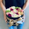 Flower box with macaroons