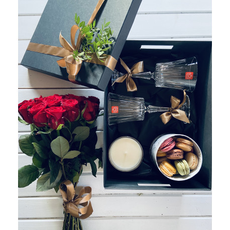 Подарочная коробка с 19 розами Подарочные коробки
