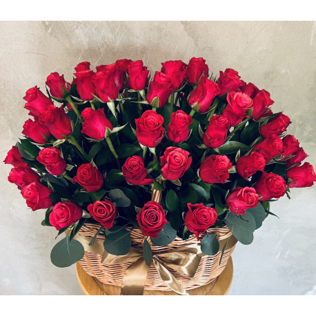 Цветочная корзина из 71 розы Корзины цветов