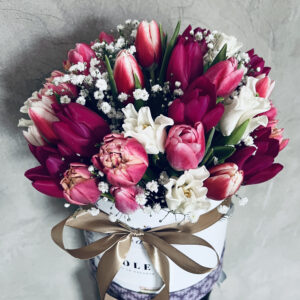 Flower Box ar tulpēm