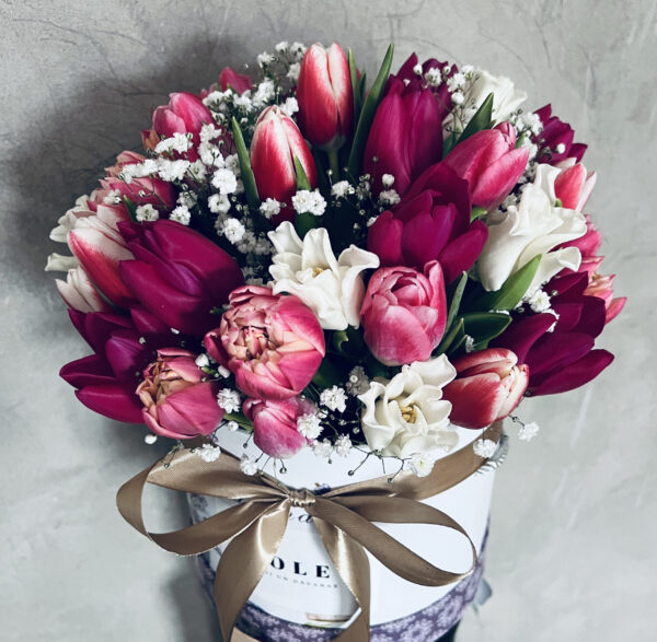 Flower Box ar tulpēm