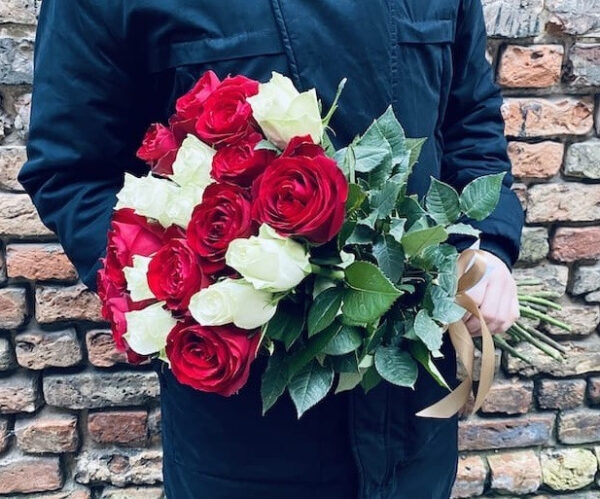 Rožu pušķis no 29 rozēm - Sarkans un balts Rozes