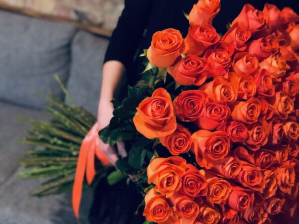 Oranžu rožu pušķis Rozes