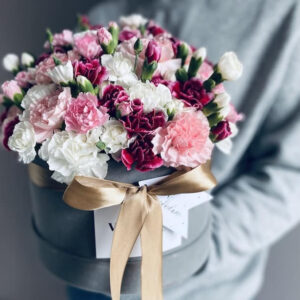 Bloom box ar neļķēm Ziedu kastītes
