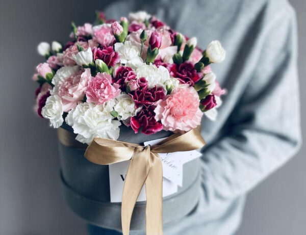 Bloom box ar neļķēm Ziedu kastītes