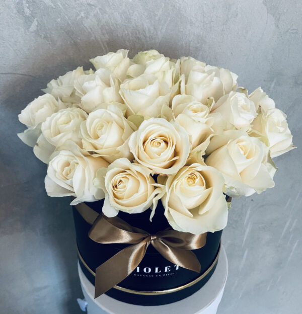 Flower Box ar baltām rozēm Ziedu kastītes