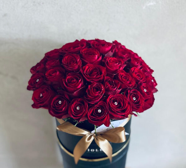 Flower Box ar sarkanām rozēm Ziedu kastītes