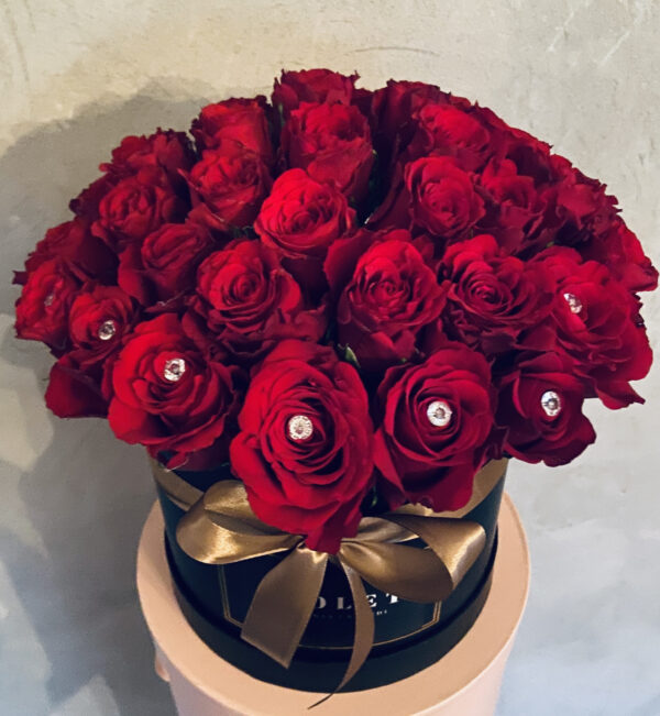 Flower Box ar sarkanām rozēm Ziedu kastītes