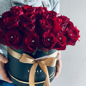 Flower Box ar sarkanām rozēm Ziedu kastītes