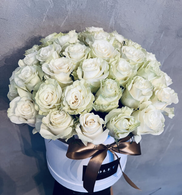 Flower Box ar baltām rozēm Ziedu kastītes