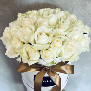 Flower Box ar baltām rozēm Ziedu kastītes