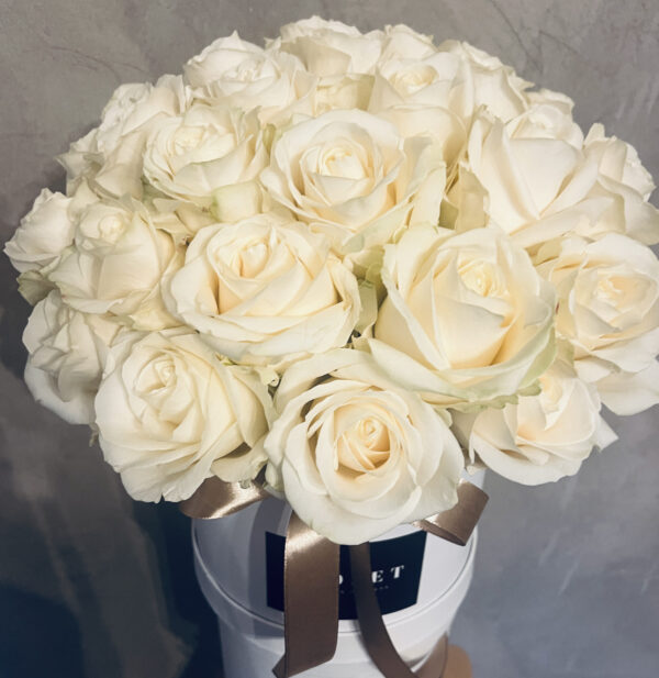 Flower Box ar baltām rozēm Ziedu kastītes