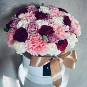 Bloom box ar neļķēm Ziedu kastītes