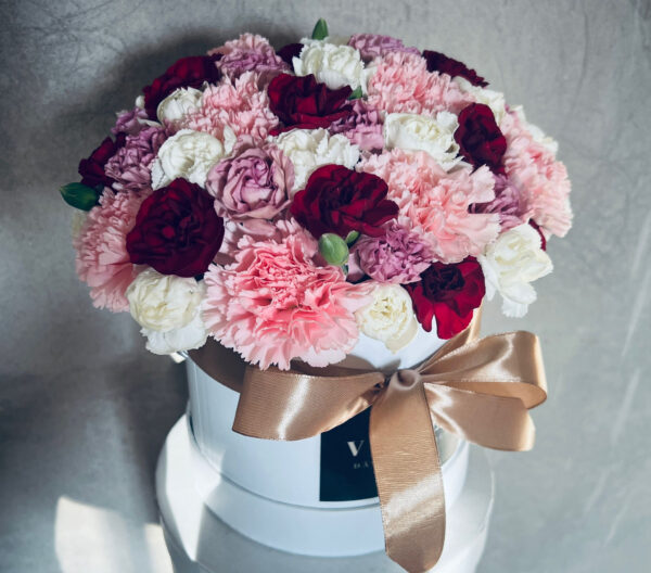 Bloom box ar neļķēm Ziedu kastītes