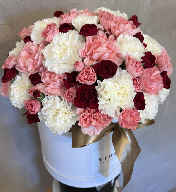Bloom box ar neļķēm Ziedu kastītes
