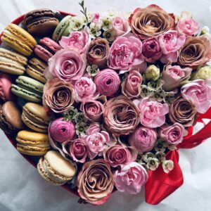 Sirds formas ziedu kaste ar makarūniem